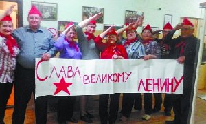 Ночью не только читали книги, но и рукодельничали