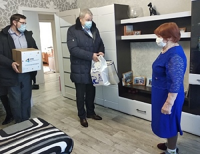 Виталий Бахметьев поздравил пенсионерку из Нагайбакского района