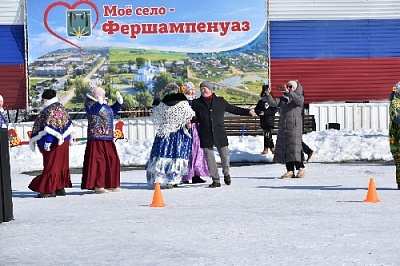 В плясками и песнями