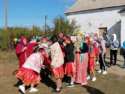 Водили  хоровод и лепили поделки из теста