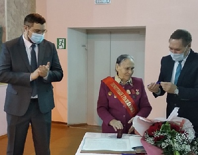 Трёхтысячница, орденоносец, депутат