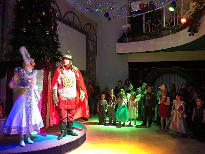 Горняки порадовали детишек новогодним спектаклем