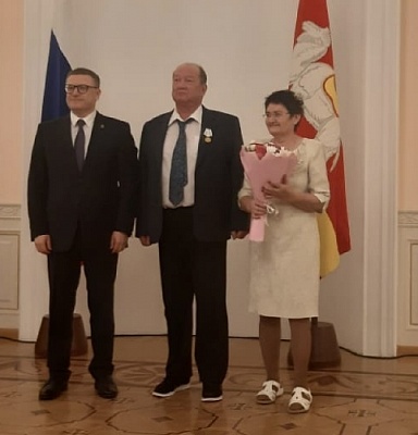 Ко Дню матери Алексей Текслер вручил южноуральцам государственные награды