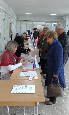 Поток желающих проголосовать на выборах губернатора нарастает