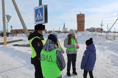 Юные инспекторы разъясняли пользу светоотражателей