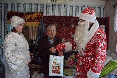 Акция подарков одиноким старикам Нагайбакского района продолжается