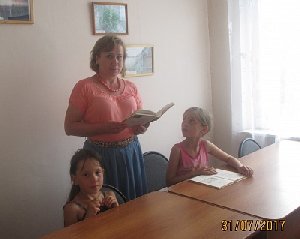 «Знойное чтение» на детской площадке