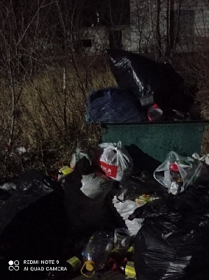 Мусор летит по всей округе