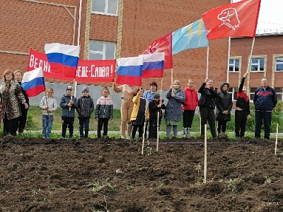 Посадили яблони и цветы в память о погибших в Великой Отечественной войне