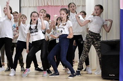 Подростки станцевали дистанционно