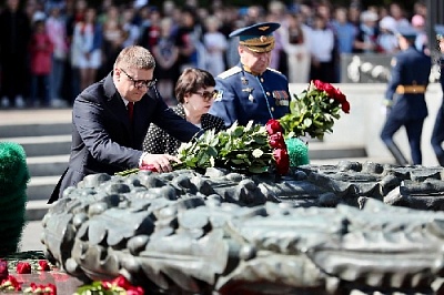 Сегодня мы с благодарностью вспоминаем тех, кто защищал Отечество на передовой и самоотверженно трудился в тылу, отдавая все свои силы ради приближения долгожданной победы