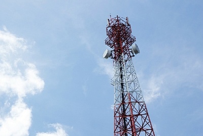 В Нагайбакском районе женщина упала с вышки сотовой связи