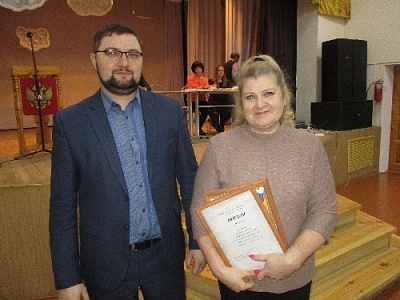 Дипломы – волонтёрам и танцорам
