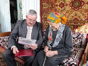 Ещё одной жительнице Нагайбакского района вручено поздравление от Президента России