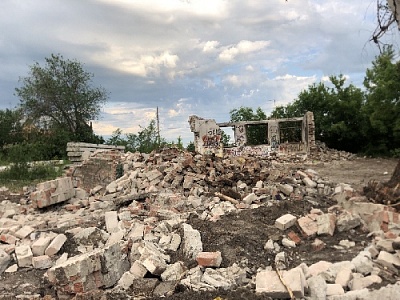 Демонтируют опасное строение