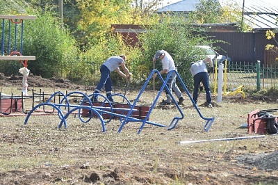Для арсинских ребятишек возводится детская площадка