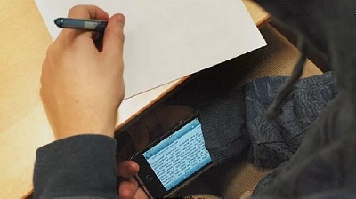 Ученика Парижской школы удалили с государственного экзамена за мобильный телефон