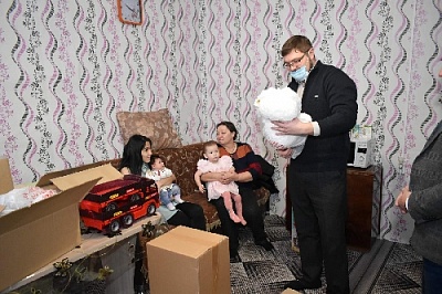 Вручили подарки детям солдата