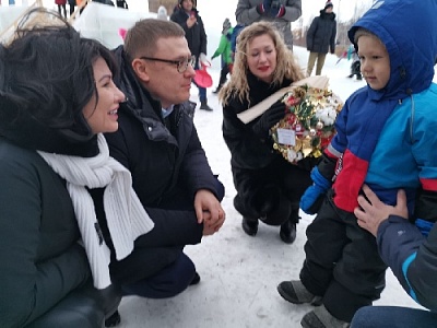 Губернатор поздравляет жителей Южного Урала, посещая города 