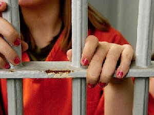 В Нагайбакском районе девушка подралась с полицейским