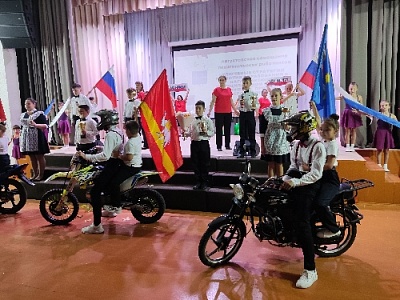 Мотоциклисты и дети приветствовали учителей