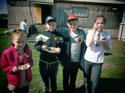 Накормили всех солдатской кашей