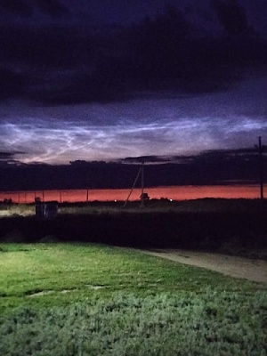 Серебристые облака пролетели над Парижем