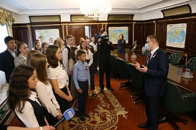 Алексей Текслер  вручил паспорта 30 лучшим школьникам области