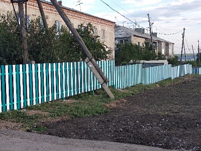 С "весёлым" забором и жизнь веселее 