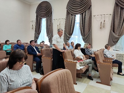 Под лежачий камень вода не течёт