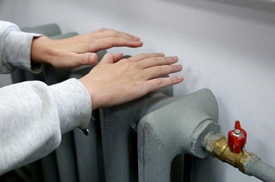 В школах  и детских садах включают отопление