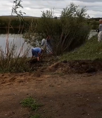 Провели субботник у реки