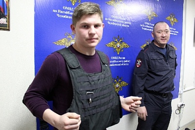 Посмотрели автоматы, примерили бронежилеты