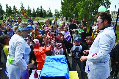 Лепили, пели, рисовали и награждали рукодельниц