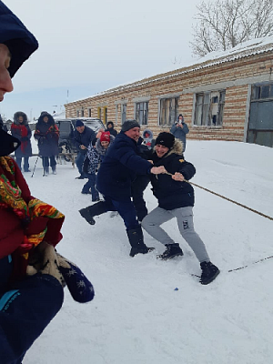 Всех накормили блинами с горячим чаем!