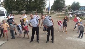 Зарядка со стражем порядка