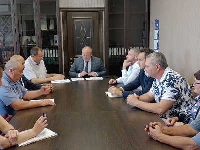 Почему сливают молоко на землю?