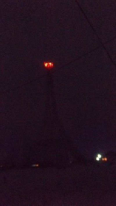 Эйфелева башня погрузилась во тьму