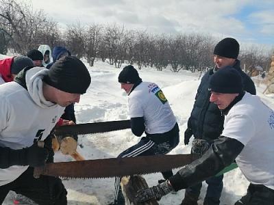 Бегали с коромыслом и пили чай с блинами