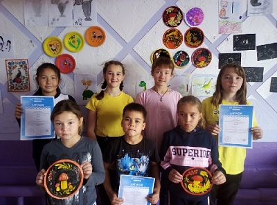 Работы в стиле «Хохлома» юных остроленцев получили признание на Международном конкурсе