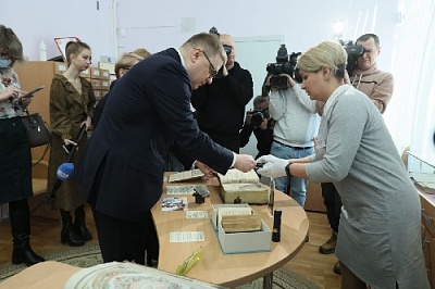 Преподнёс в подарок книги