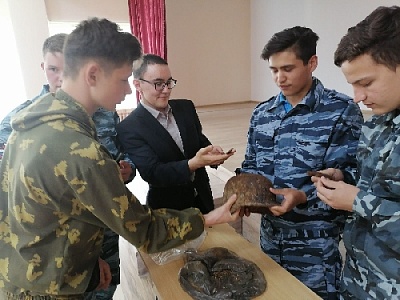 В Нагайбакском районе военные реликвии переданы в школьный музей