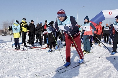 Алексей Текслер пробежал в массовом лыжном забеге «Лыжня России» 