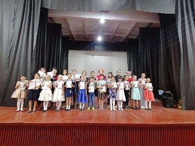 В Гумбейском детей встретили сказочные герои и «бабушкин сюрприз»