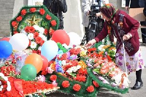 Уроки мужества, уличные акции, концерты и праздничный митинг