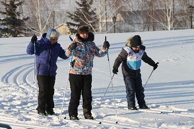 Впервые покатались на лыжах и коньках