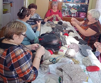 Волонтёры связали бойцам тёплые вещи