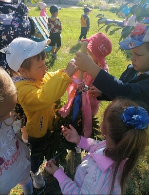 Привязали на стяг ленточки и колокольчики 