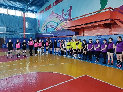 Приехали агаповские и варненские волейболистки