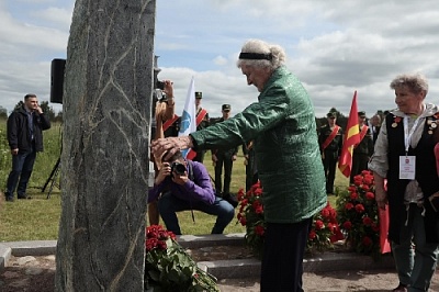 На «Невском пятачке» установили стелу воинам Челябинской области 